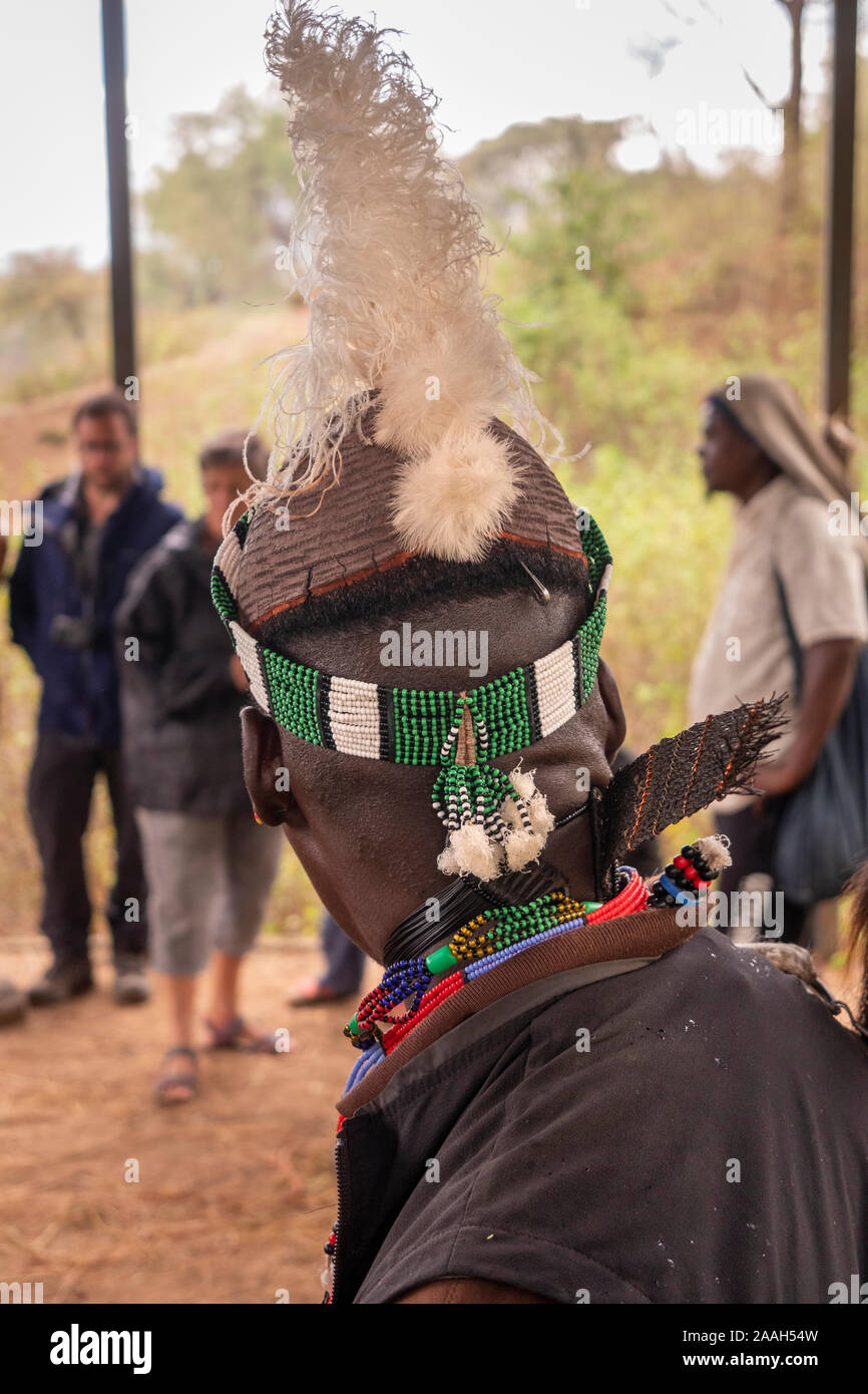 Etiopia, Sud Omo, Turmi, retro di Hamar tribali dell'uomo testa indossando bordato con archetto Foto Stock Etiopia, Sud Omo, Turmi, retro di Hamar tribali dell'uomo testa indossando bordato con archetto Foto Stock