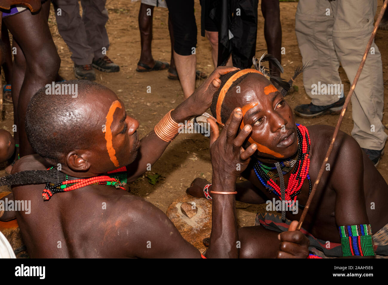 Etiopia, Sud Omo, Turmi, bull jumping cerimonia, giovane celibe Hamar uomo avente la faccia decorata con ocra Foto Stock