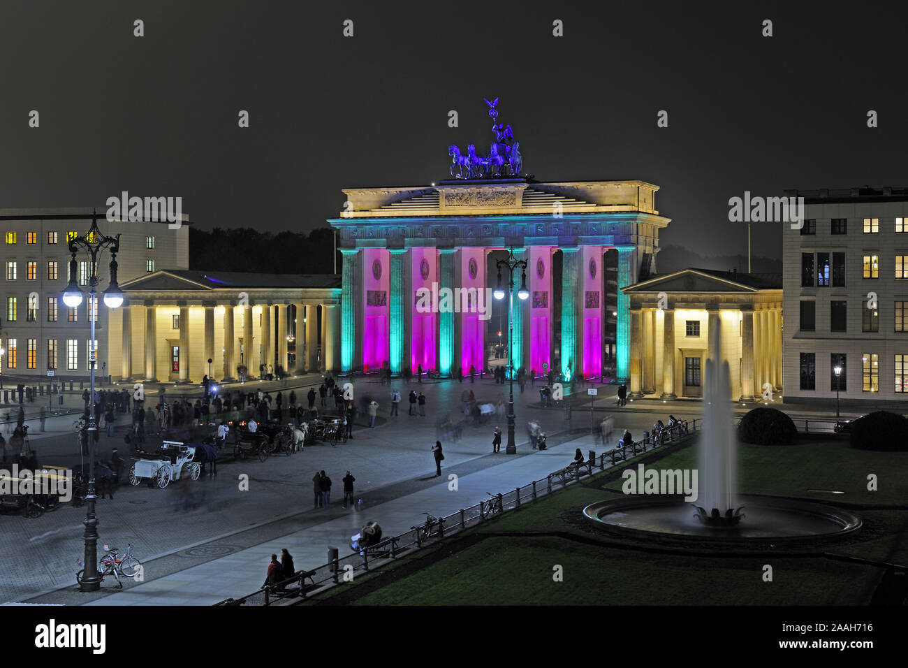 Brandenburger Tor am Pariser Platz, Berlin, Deutschland, Europa, illuminiert zum festa delle luci 2009 Foto Stock