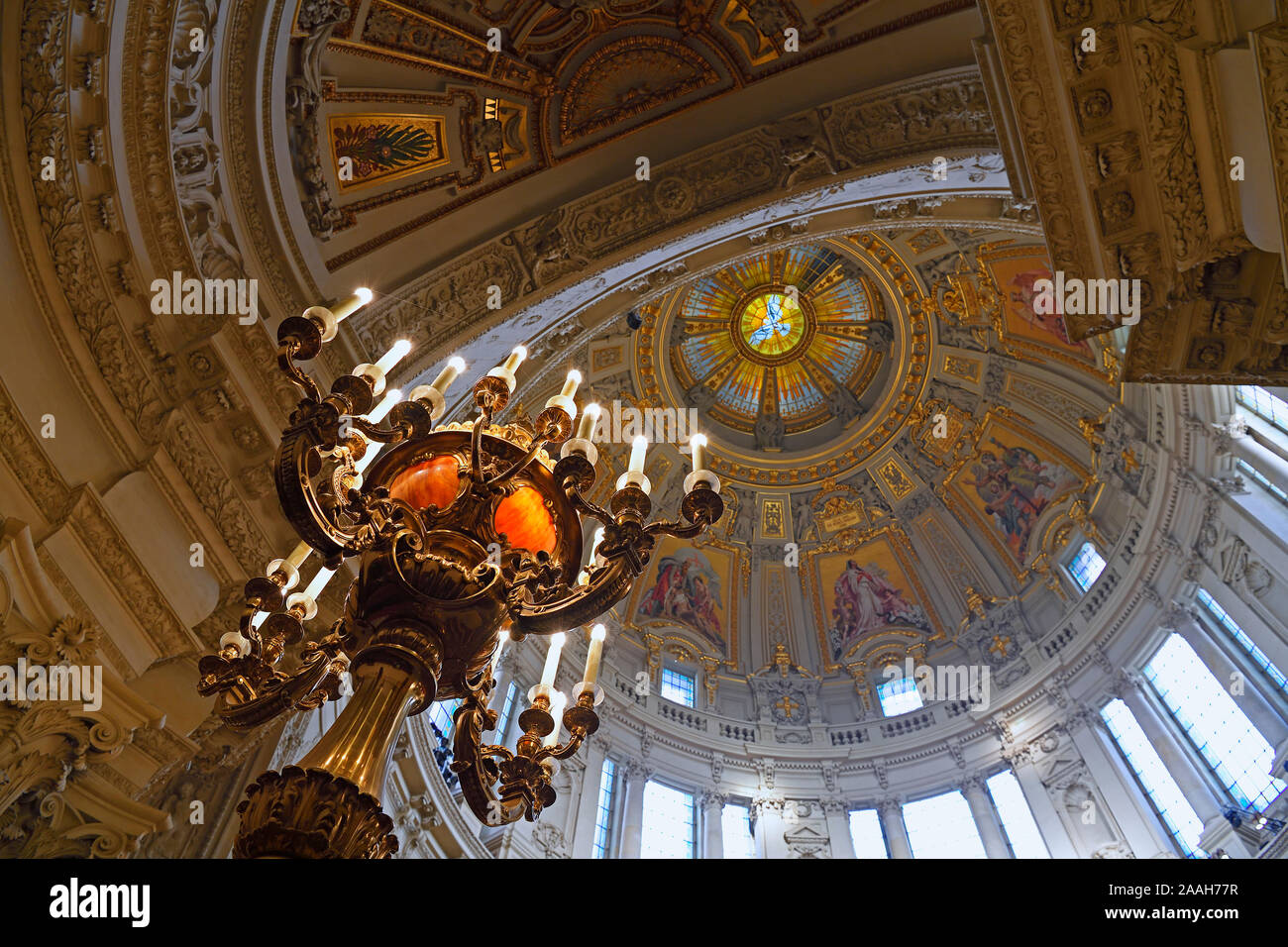 Blick in die Kuppel und historische Kandelaber, Berliner Dom, Berlino, Deutschland Foto Stock