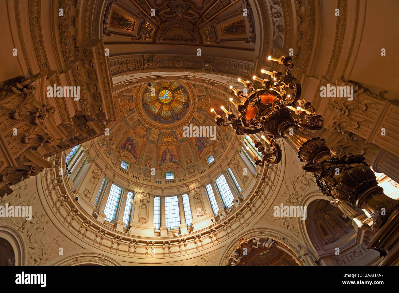 Blick in die Kuppel und historische Kandelaber, Berliner Dom, Berlino, Deutschland Foto Stock