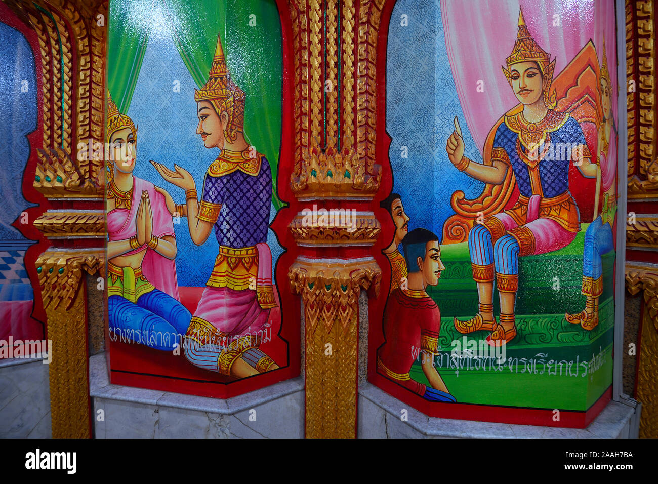 Wandgemälde im Innenraum des Wat Chalong, größter Tempel auf Phuket, Tailandia Foto Stock
