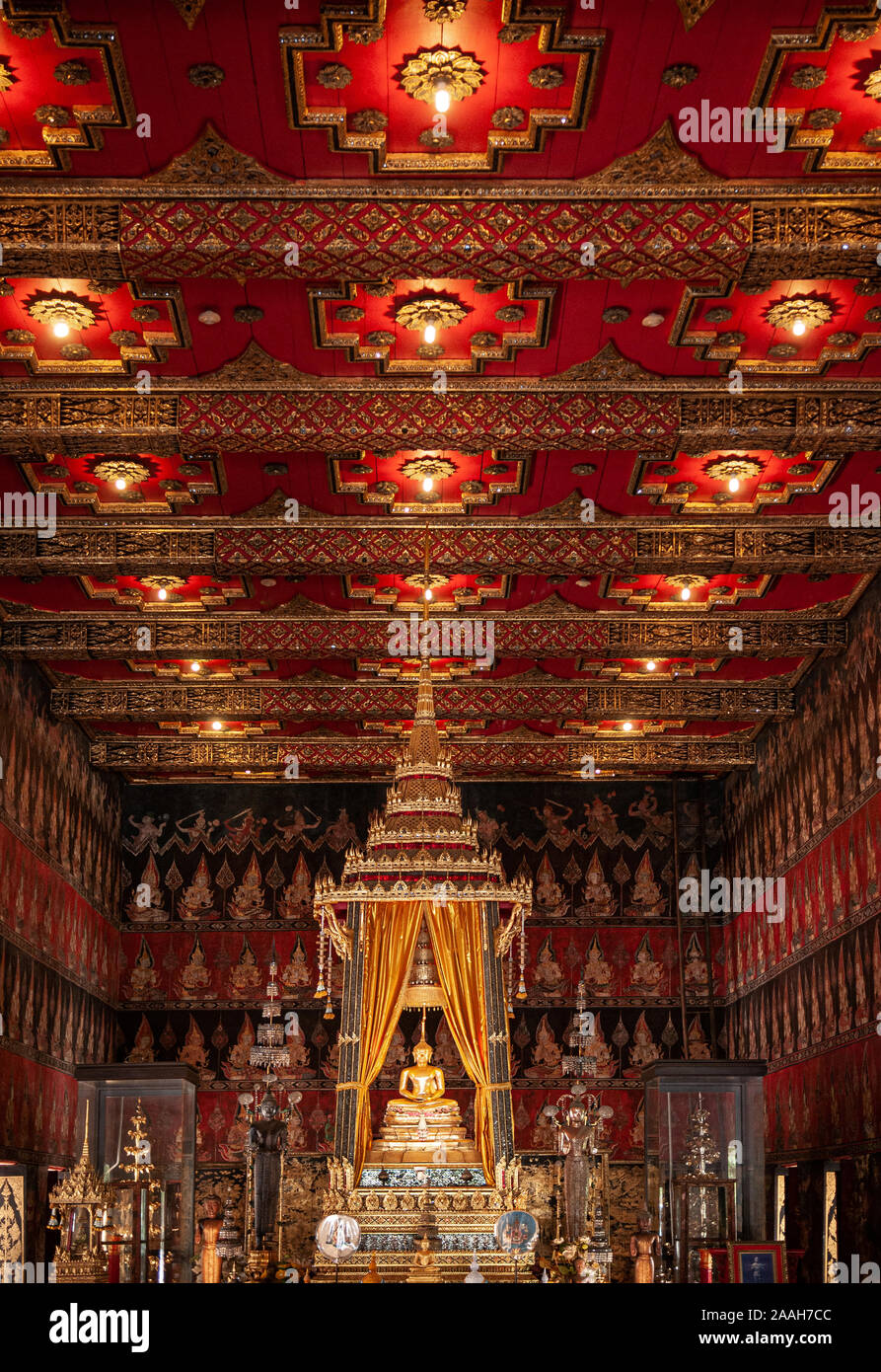 OCT 24, 2019 Bangkok, Thailandia - Museo Nazionale di Bangkok tailandese antico siamesi Phra Phuttha Sihing royal Buddha scultura sotto l oro rosso pavillion con Foto Stock