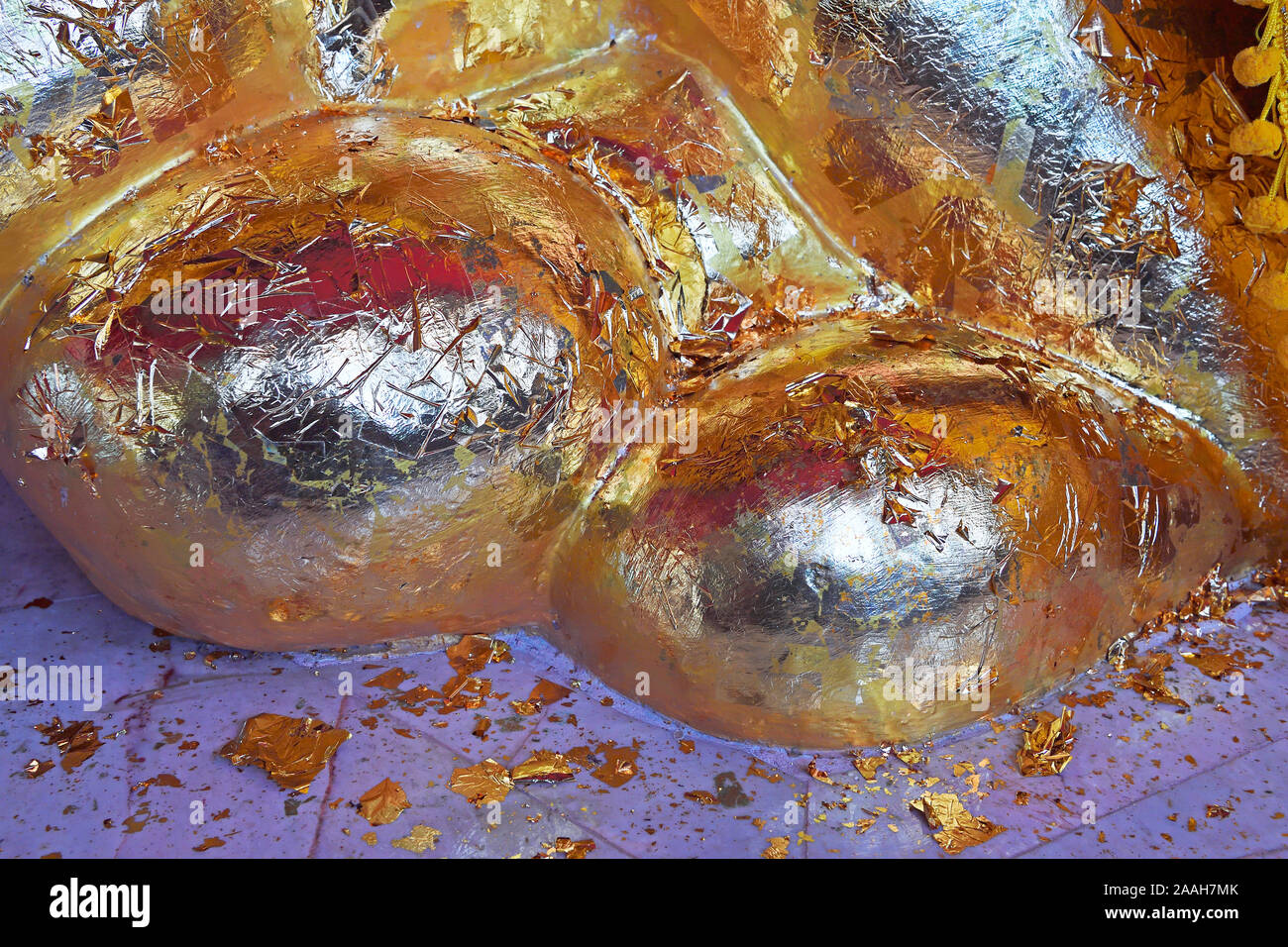 Füße voller Blattgold des liegenden Buddha Wat im Srisoonthron Tempel , Koh Siray, Thailandia Foto Stock