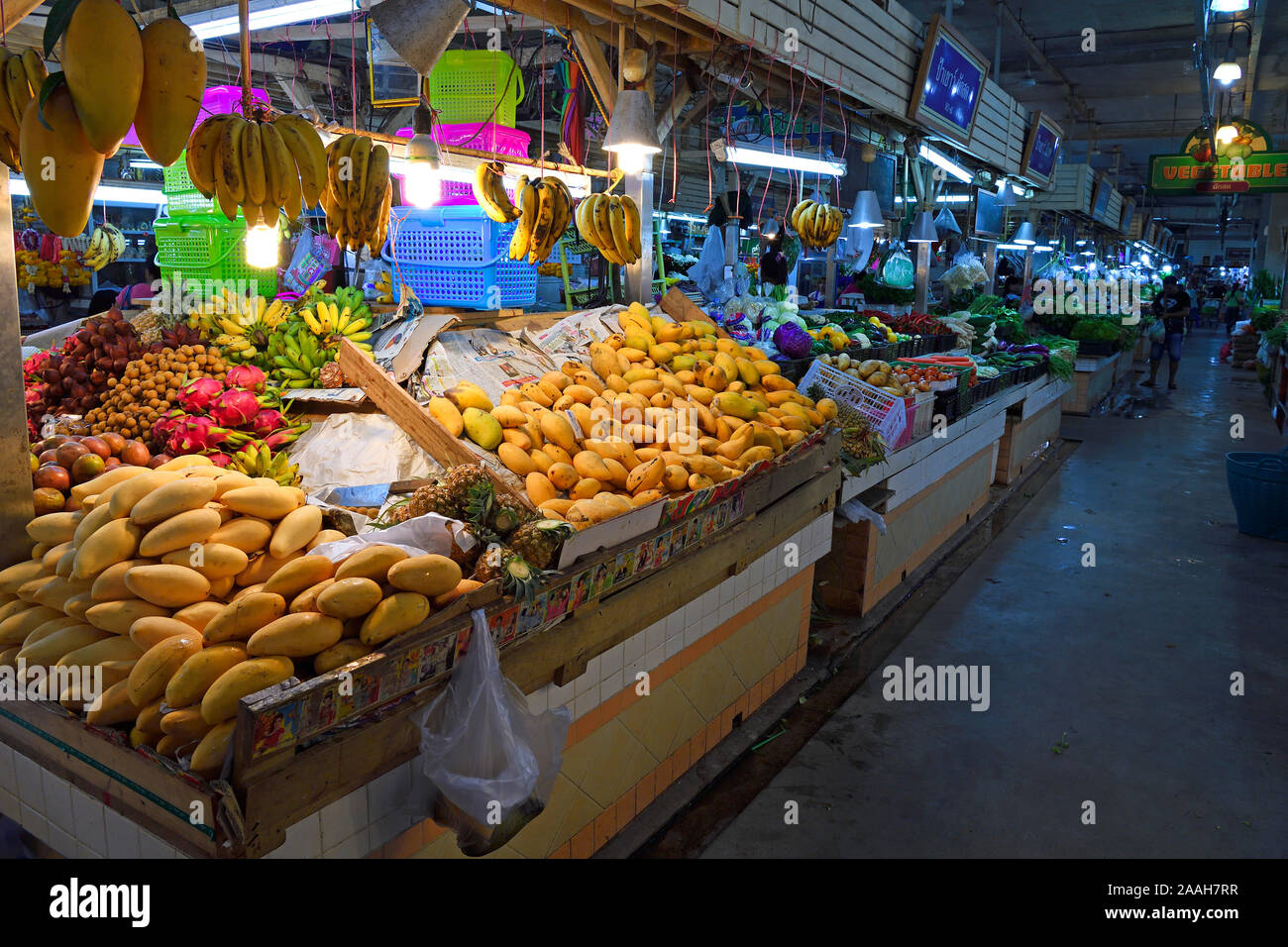 Typische Stände mit riesiger Auswahl un frischem Obst und Gemüse auf dem Banzaan mercato fresco, Patong Beach, Phuket, Tailandia Foto Stock