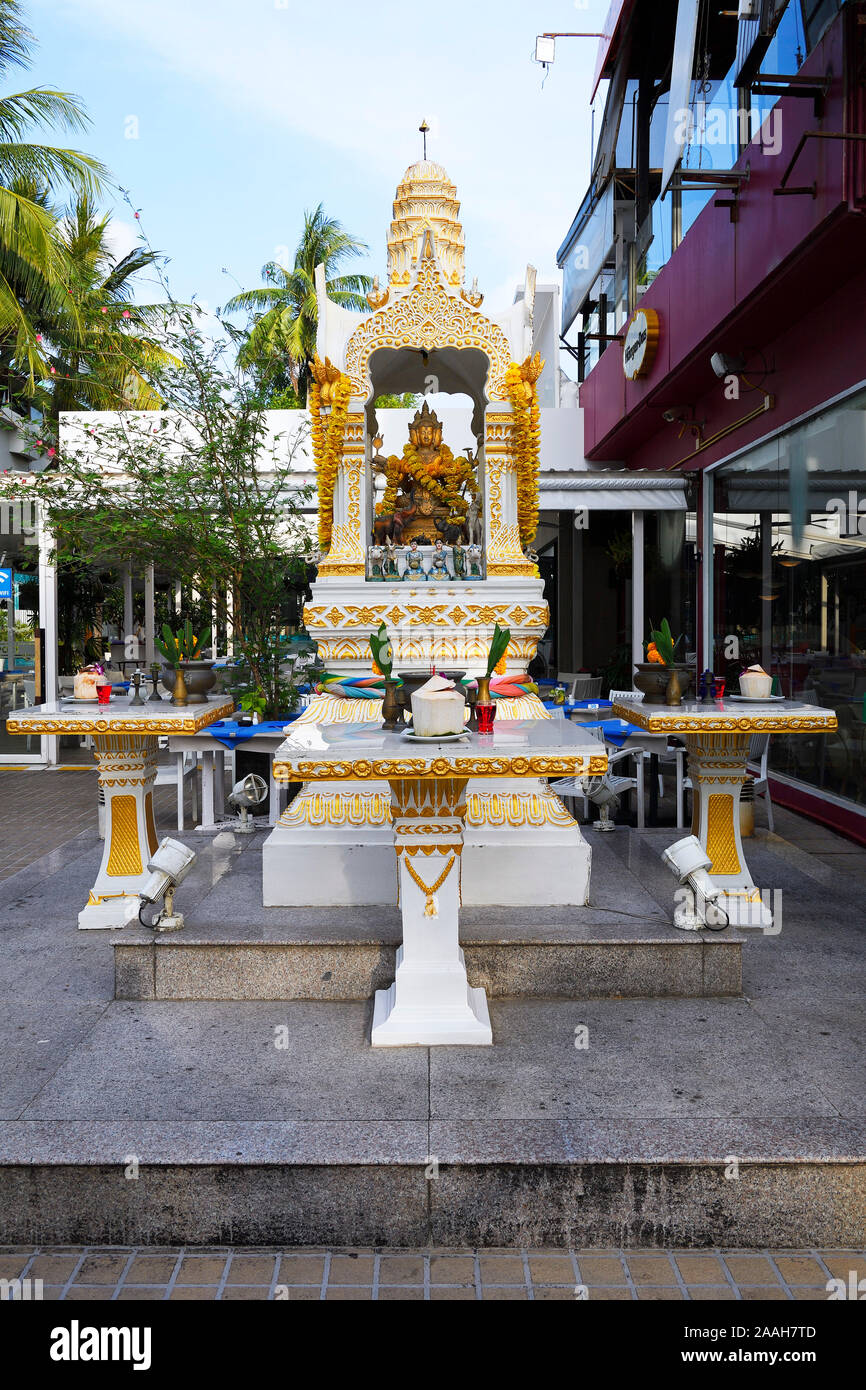 Geisterhaus, kleiner Tempel zur Ehrung der Götter, Patong Beach, Phuket, Tailandia Foto Stock