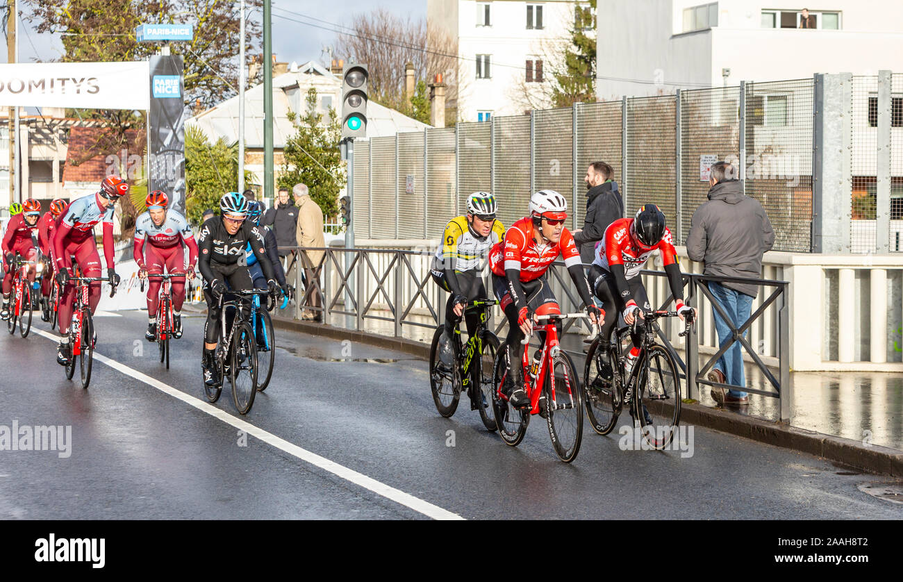 Meudon, Francia - 4 Marzo 2018: il gruppo dei ciclisti, in sella durante Parigi-nizza 2018. Foto Stock