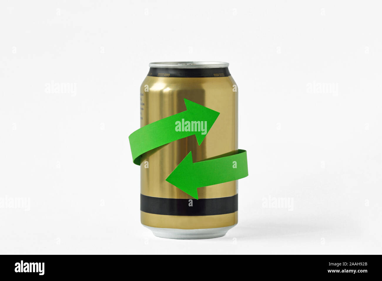 Bomboletta di alluminio con simbolo di riciclaggio su sfondo bianco Foto Stock