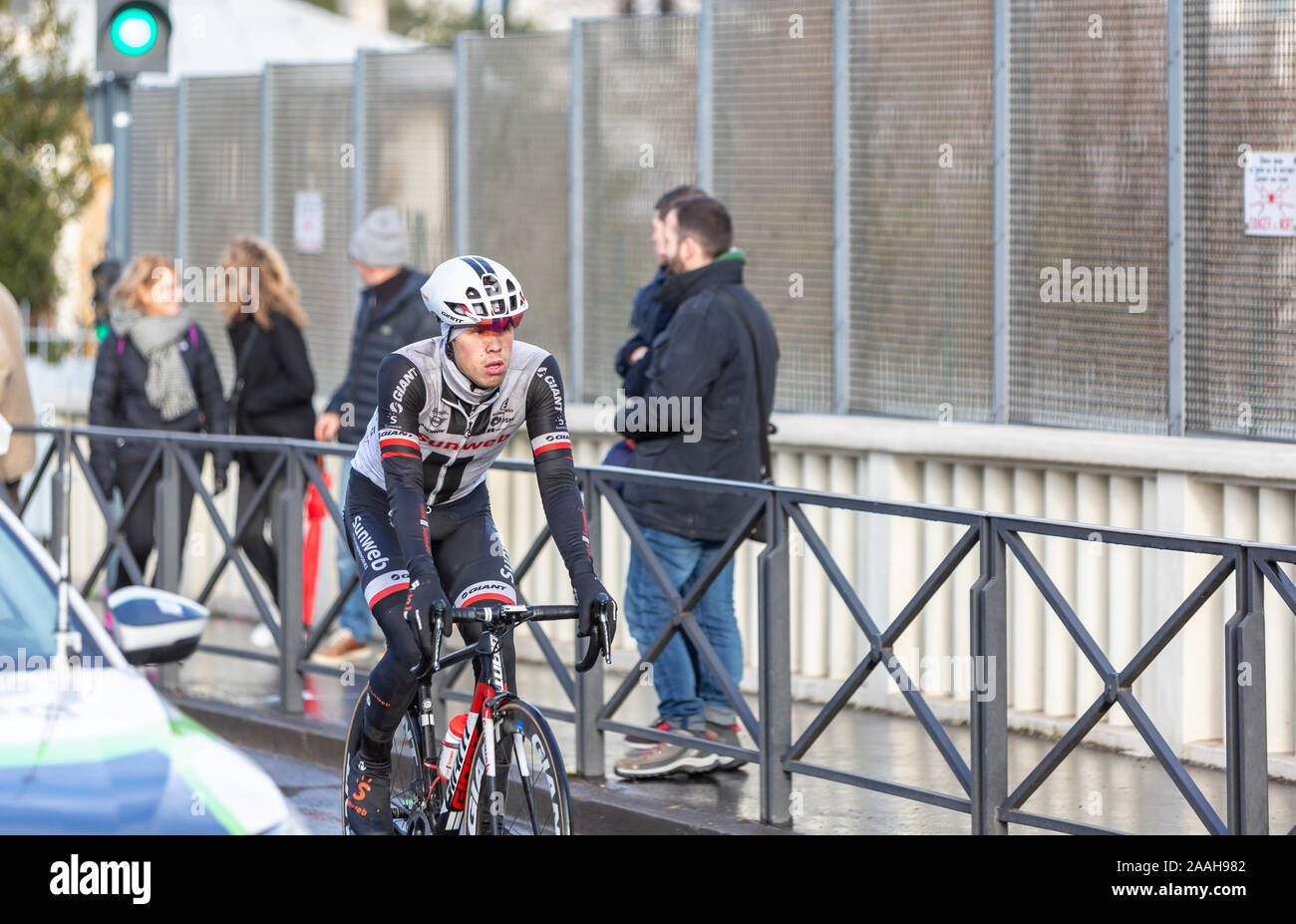 Meudon, Francia - 4 Marzo 2018:Il ciclista tedesco Phil Bauhaus di Team La Ragnatela Solare a cavallo durante Parigi-nizza 2018. Foto Stock