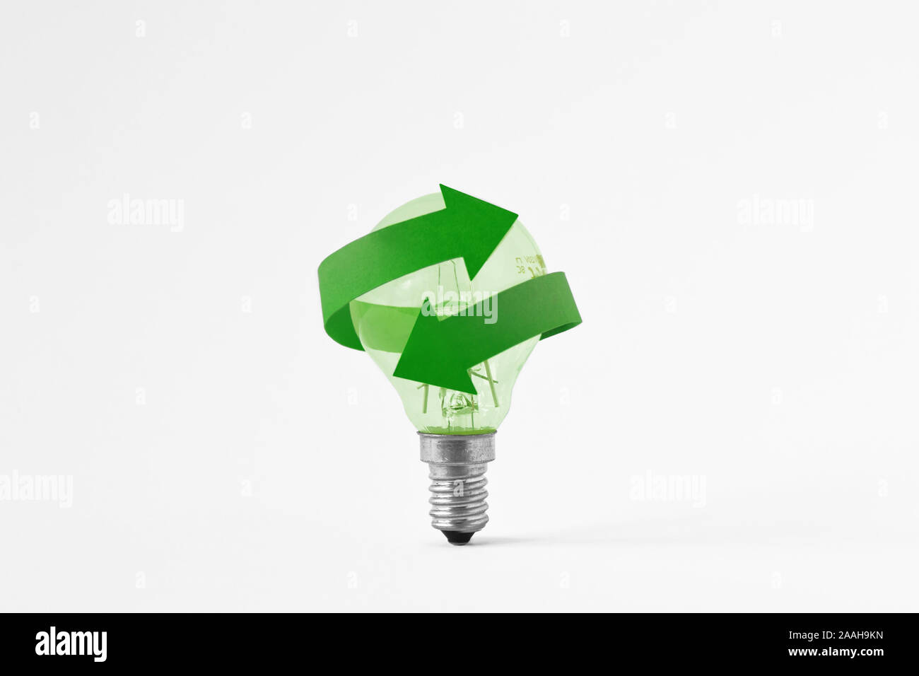 Lampadina della luce con il simbolo di riciclaggio su sfondo bianco - Concetto di ecologia e energia verde Foto Stock