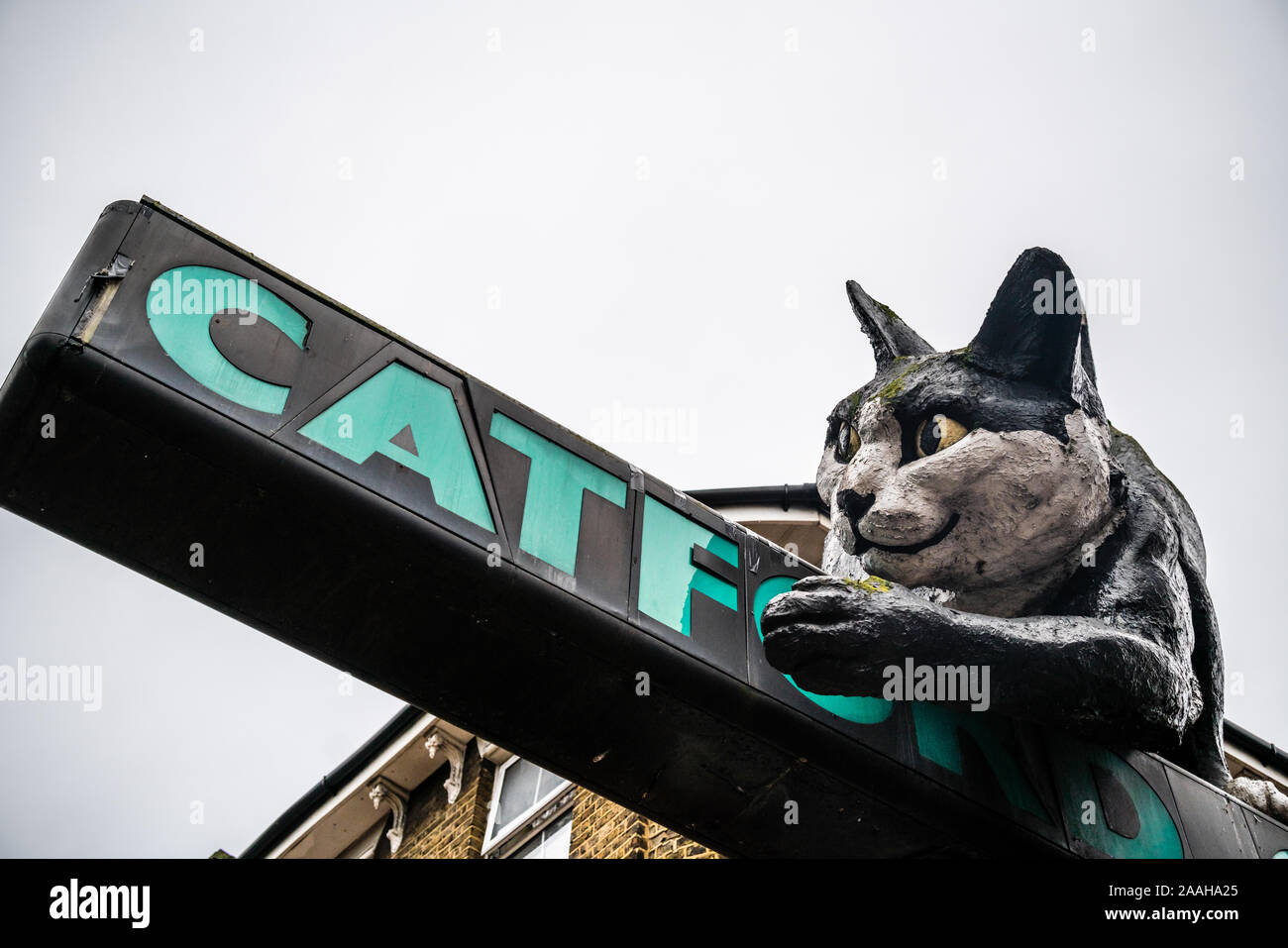 London, Regno Unito - Ottobre 2019 : Il gigante in vetroresina statua gatto proteggendo l'ingresso ad un centro commerciale chiamato Centro Catford, Lewisha Foto Stock