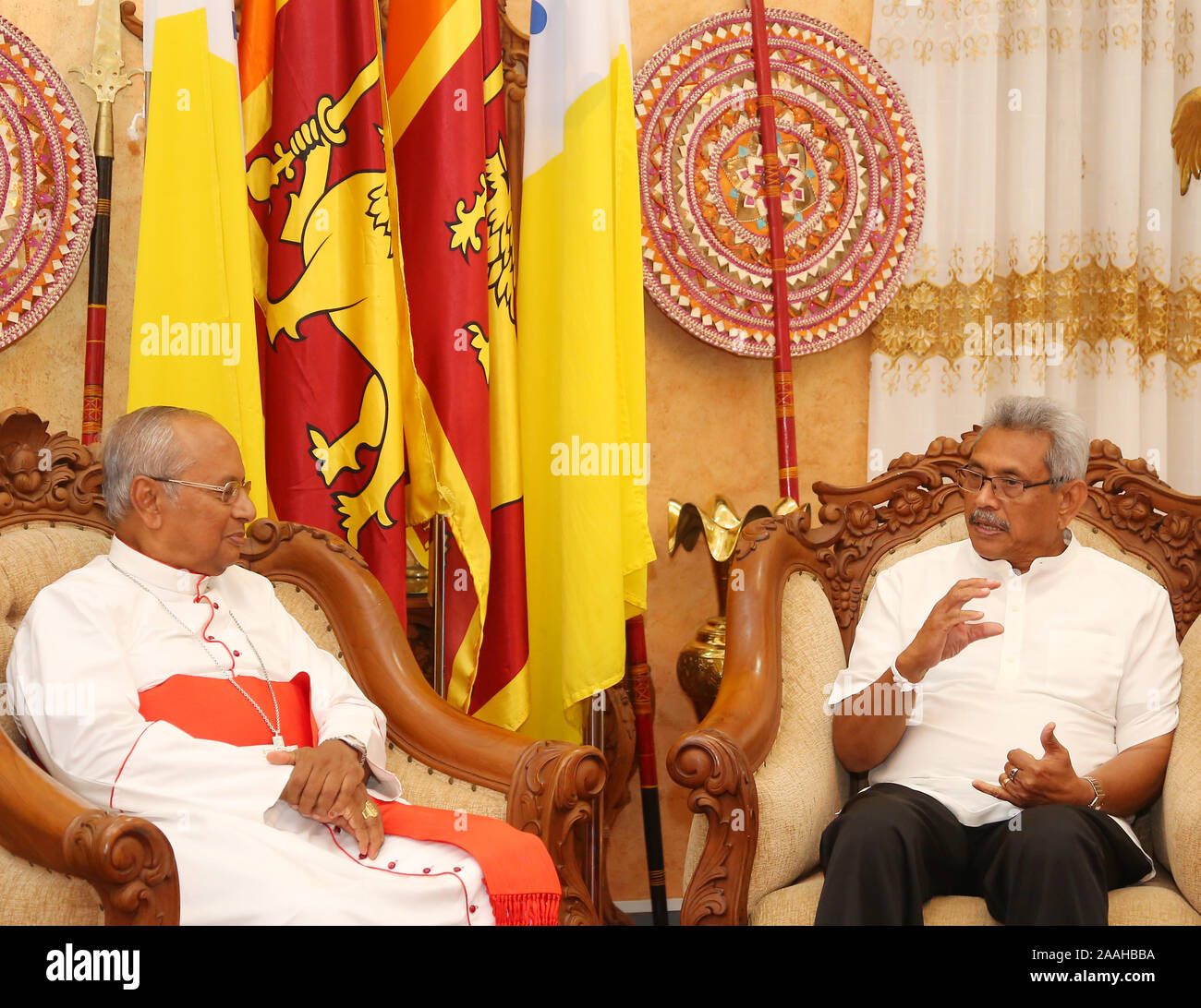 Il Presidente dello Sri Lanka Gotabaya Rajapaksa (R) parla con il cardinale della Chiesa Cattolica Romana, Padre Malcolm Ranjith (L) all'Arcivescovo di Colombo il 21 novembre 2019. (Foto di Krishan Kariyawasam/Pacific Stampa) Foto Stock