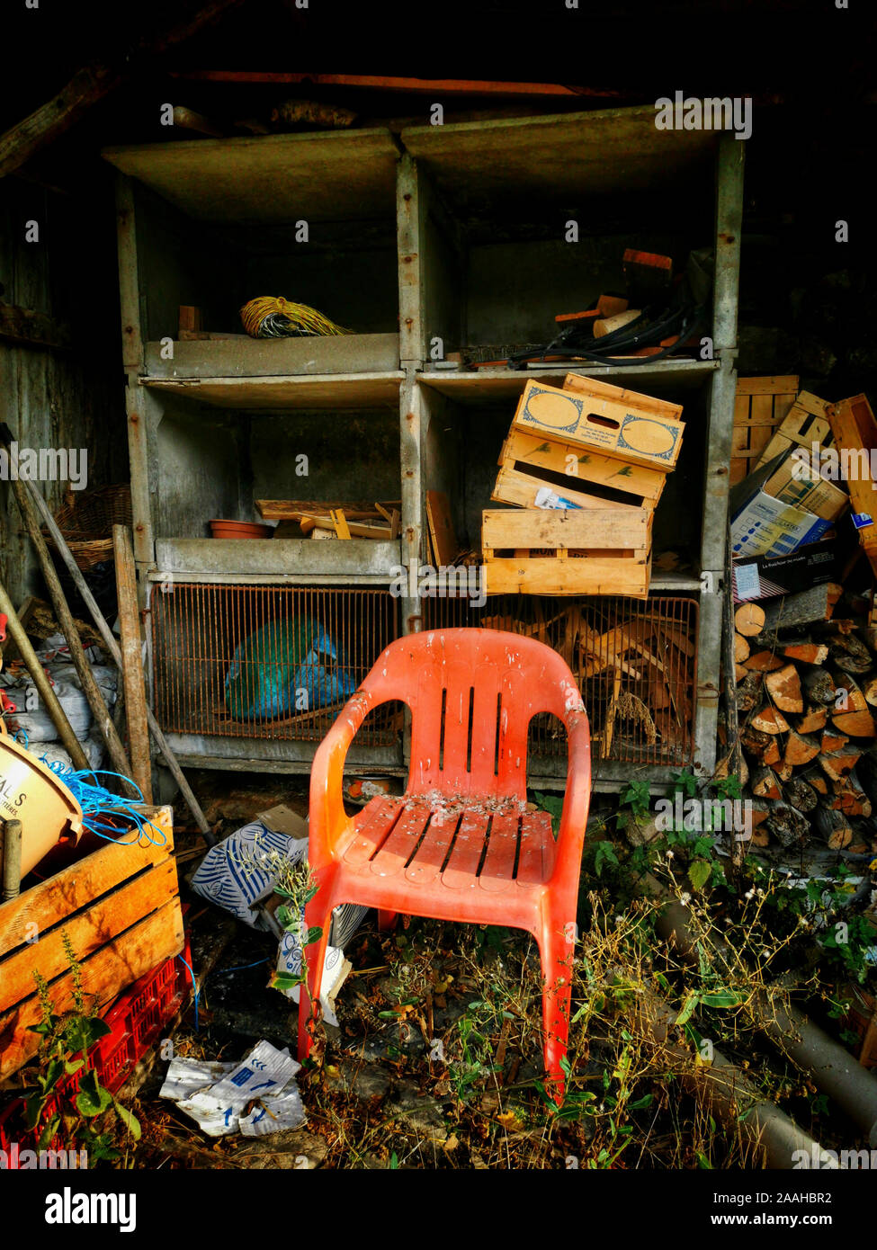 Abbandonate le sedie in plastica in natura. Foto Stock