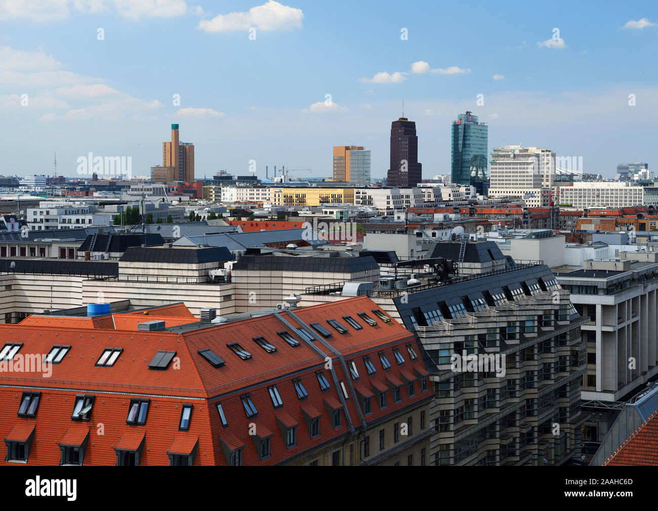 Blick vom französischen Dom am Gendarmenmarkt auf die Hochhäuser des Potsdamer Platz, Berlin , Mitte, Deutschland Foto Stock