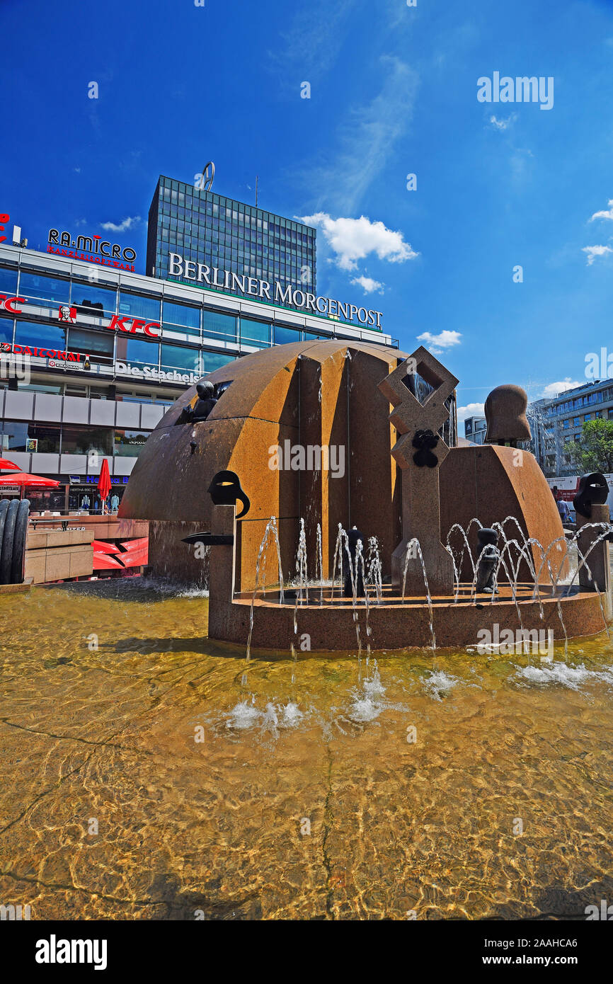 Weltkugelbrunnen, Schmettau - Brunnen, Wasserklops am Breidscheidplatz vor dem Europacenter, Berlino, Deutschland Foto Stock