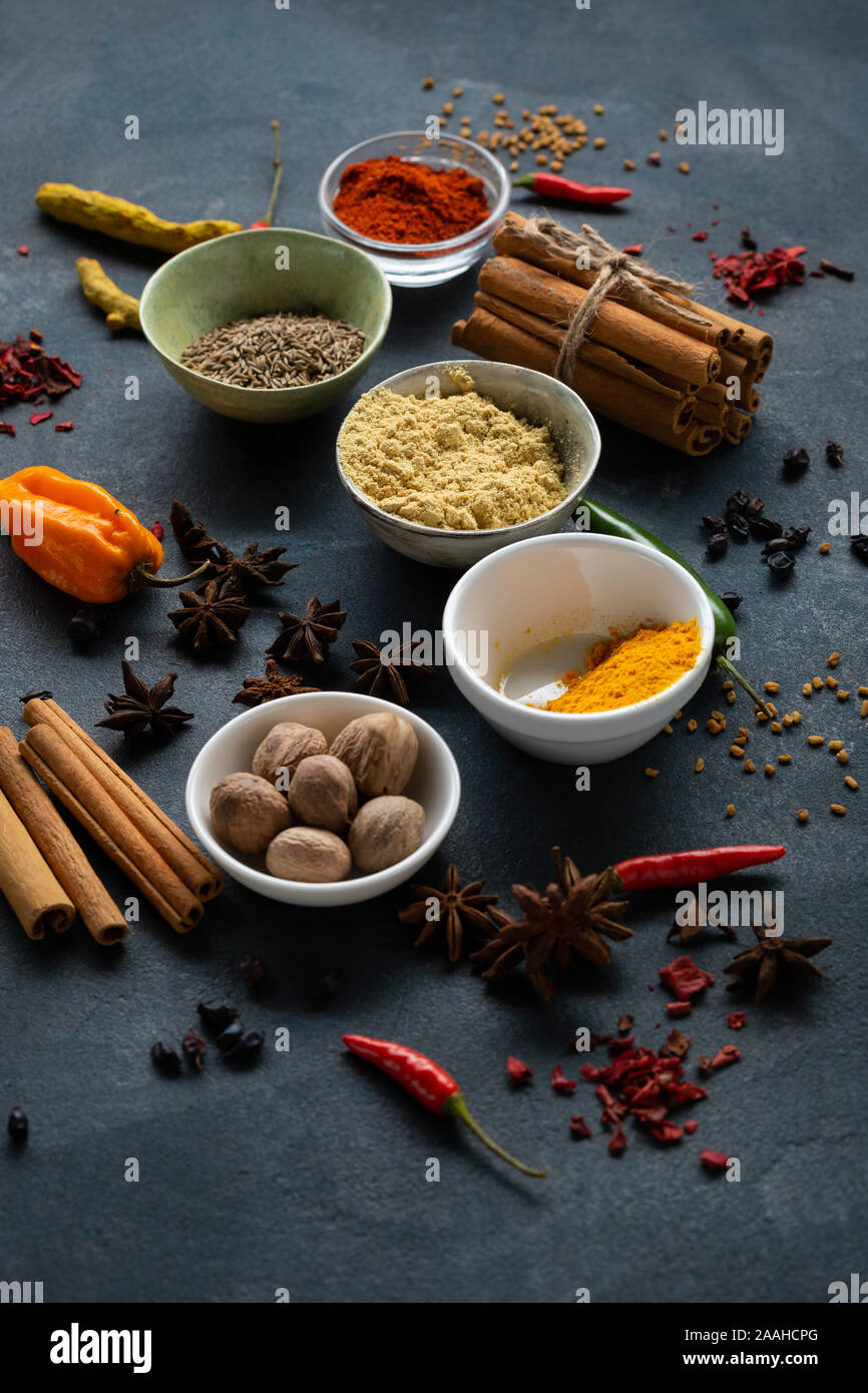 Aroma e colorato di spezie e condimenti mix di close-up Foto Stock