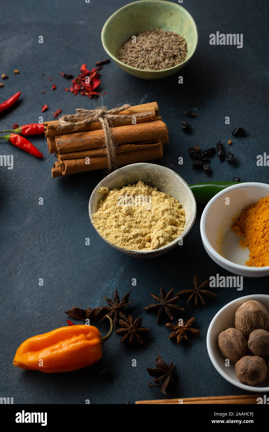 Fresche e colorate spezie e condimenti mix di close-up Foto Stock