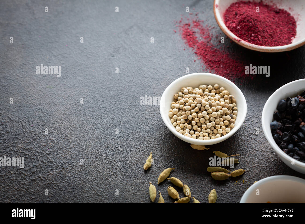 Campana bianco pepe e altre spezie con spazio di copia Foto Stock