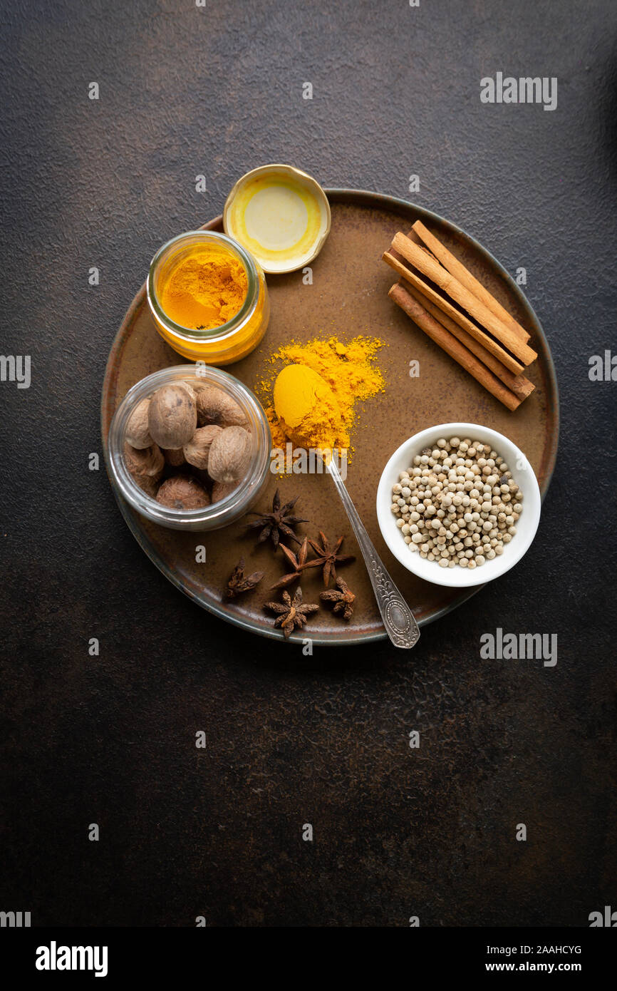 Spezie colorate e condimento, noce moscata e bastoncini di cannella Foto Stock