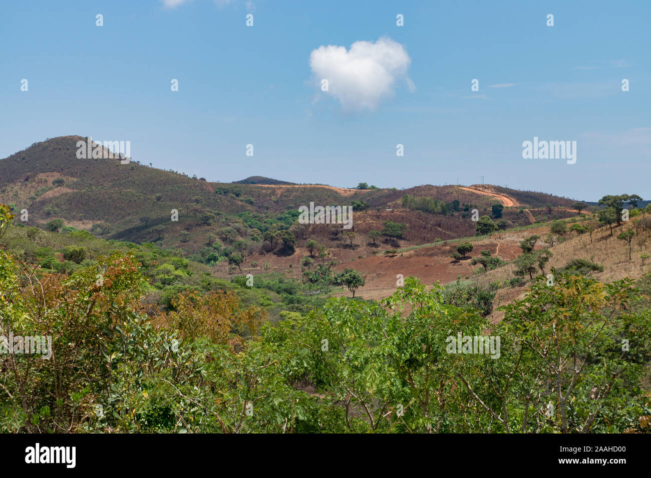 Terreno montuoso in un paesaggio agricolo nel nord del Malawi Foto Stock