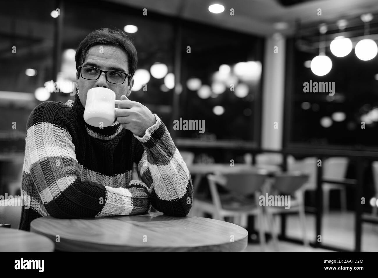 Bello il persiano uomo relax presso la caffetteria Foto Stock