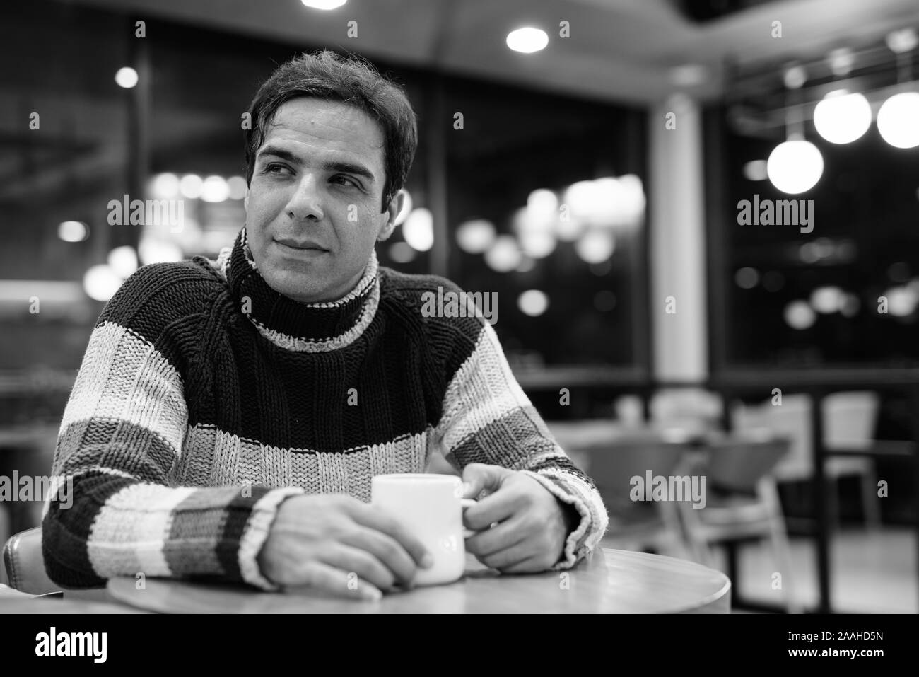 Bello il persiano uomo relax presso la caffetteria Foto Stock