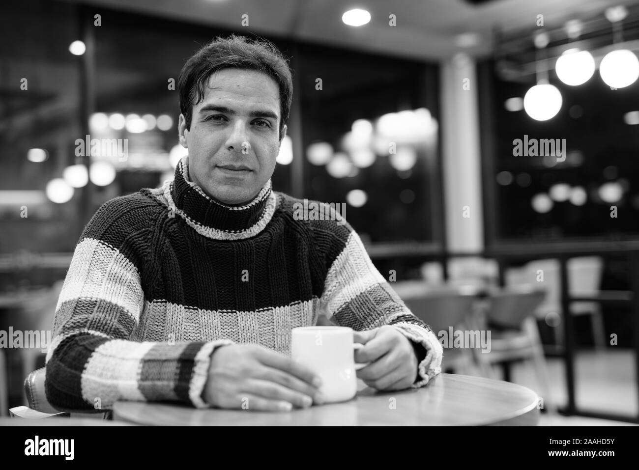 Bello il persiano uomo relax presso la caffetteria Foto Stock