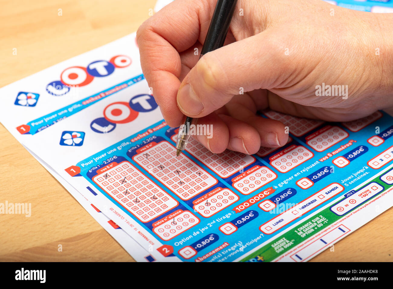 Parigi, Francia - 21 Novembre 2019 : Primo piano della aperson riempimento di un lotto grid , dalla società FDJ (La Francaise des Jeux) Foto Stock