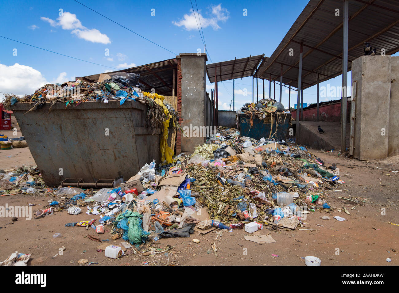 La raccolta dei rifiuti punto nel mercato Mzuzu, Malawi Foto Stock