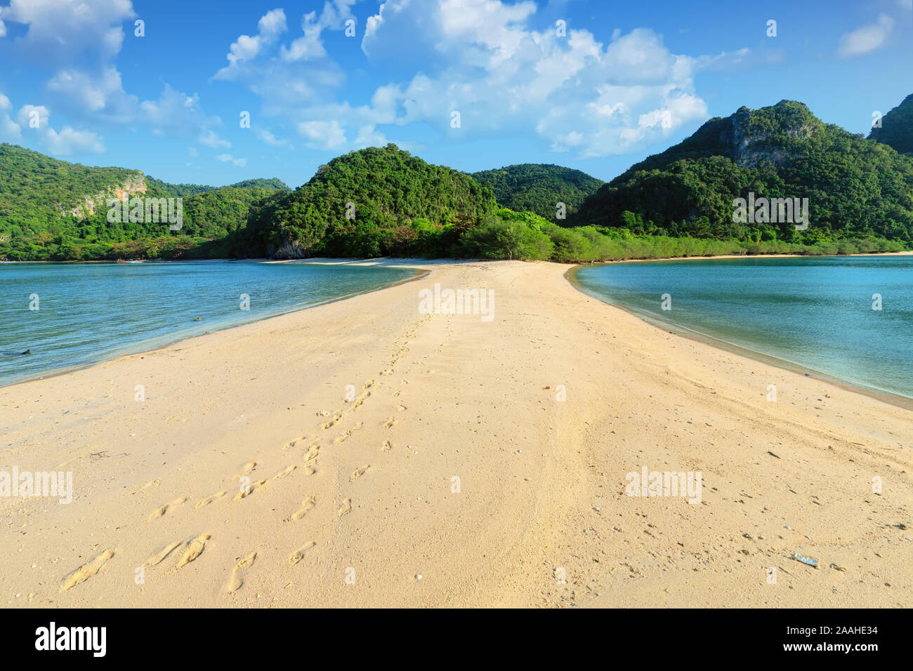 Bella deserta spiaggia tropicale in Tailandia Foto Stock