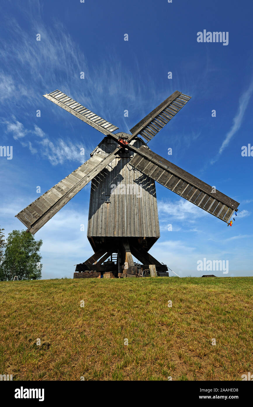 Historische, ueber 200 Jahre alte Bockwindmuehle in Beelitz bei Berlin, Brandenburg Foto Stock