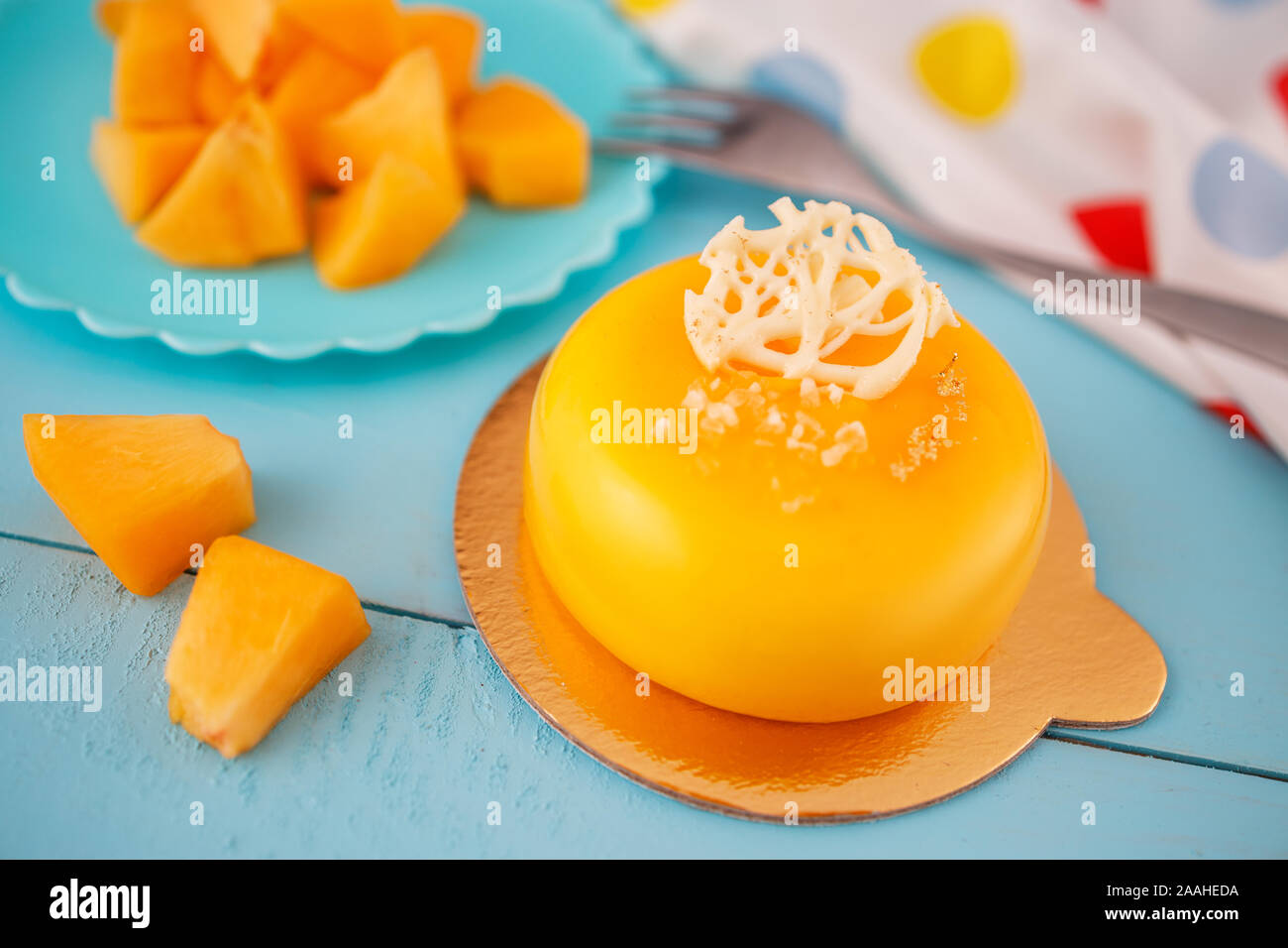 Mousse con purea di pesche, crema di yogurt e frutta fresca su sfondo di  legno Foto stock - Alamy