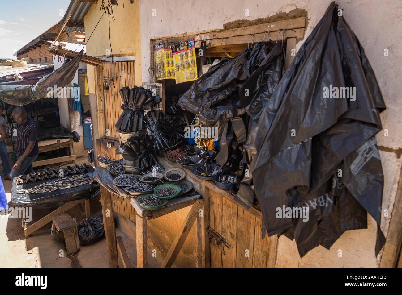 Il nero di sacchetti di plastica per la vendita in un mercato in stallo Mzuzu, Malawi Foto Stock