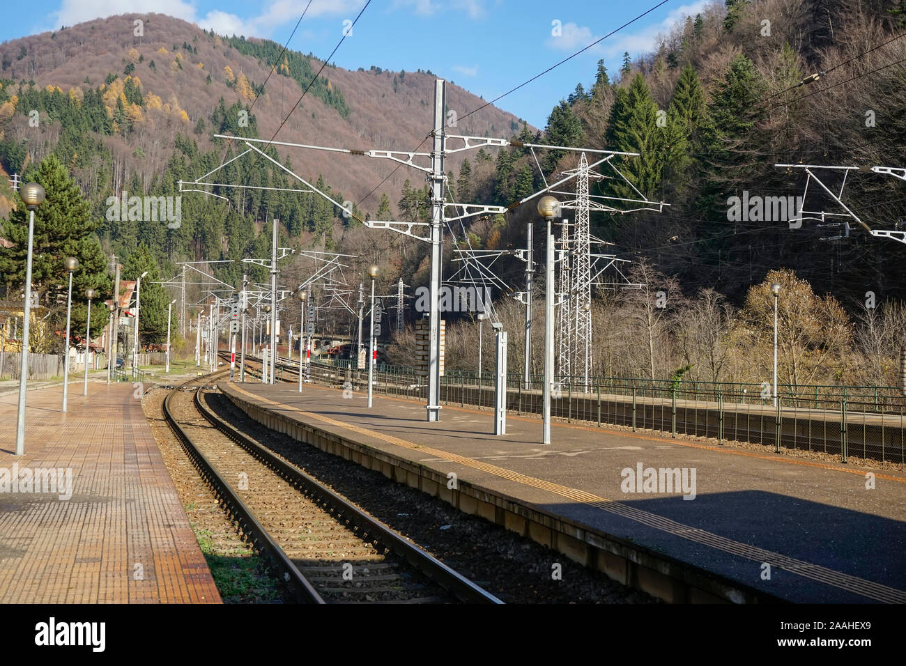 Scenario industriale con le infrastrutture ferroviarie attraversando i Carpazi vicino alla città di Sinaia , Romania Foto Stock