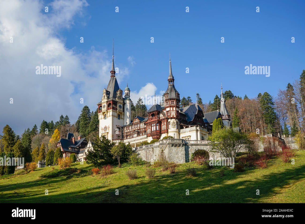 Il Castello di Peles in Sinaia , Romania , un edificio di riferimento strega è servito come residenza per la famiglia reale romena nei primi anni del ventesimo secolo Foto Stock