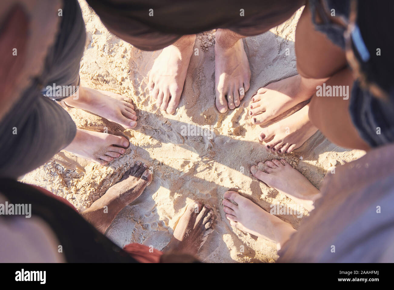 Happy amici divertirsi sulla spiaggia - Giovani giocando in aria aperta acqua su vacanze estive Foto Stock