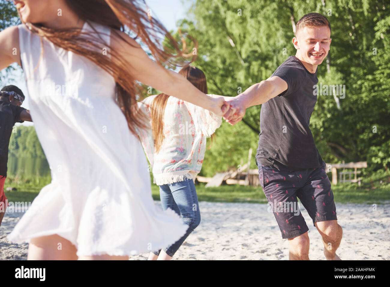 Happy amici divertirsi sulla spiaggia - Giovani giocando in aria aperta acqua su vacanze estive Foto Stock