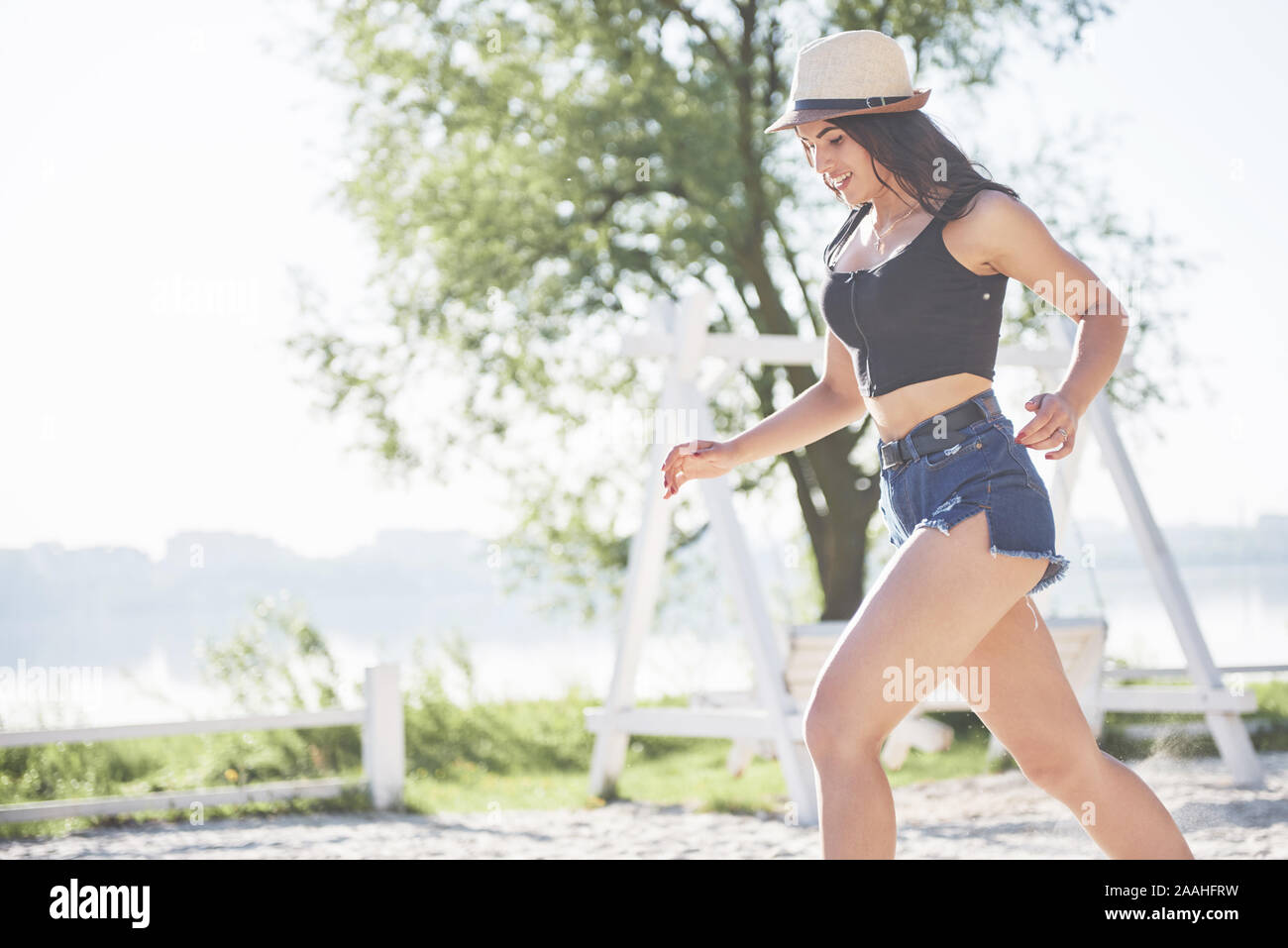 Giovane donna hanno una passeggiata in estate spiaggia di giorno Foto Stock