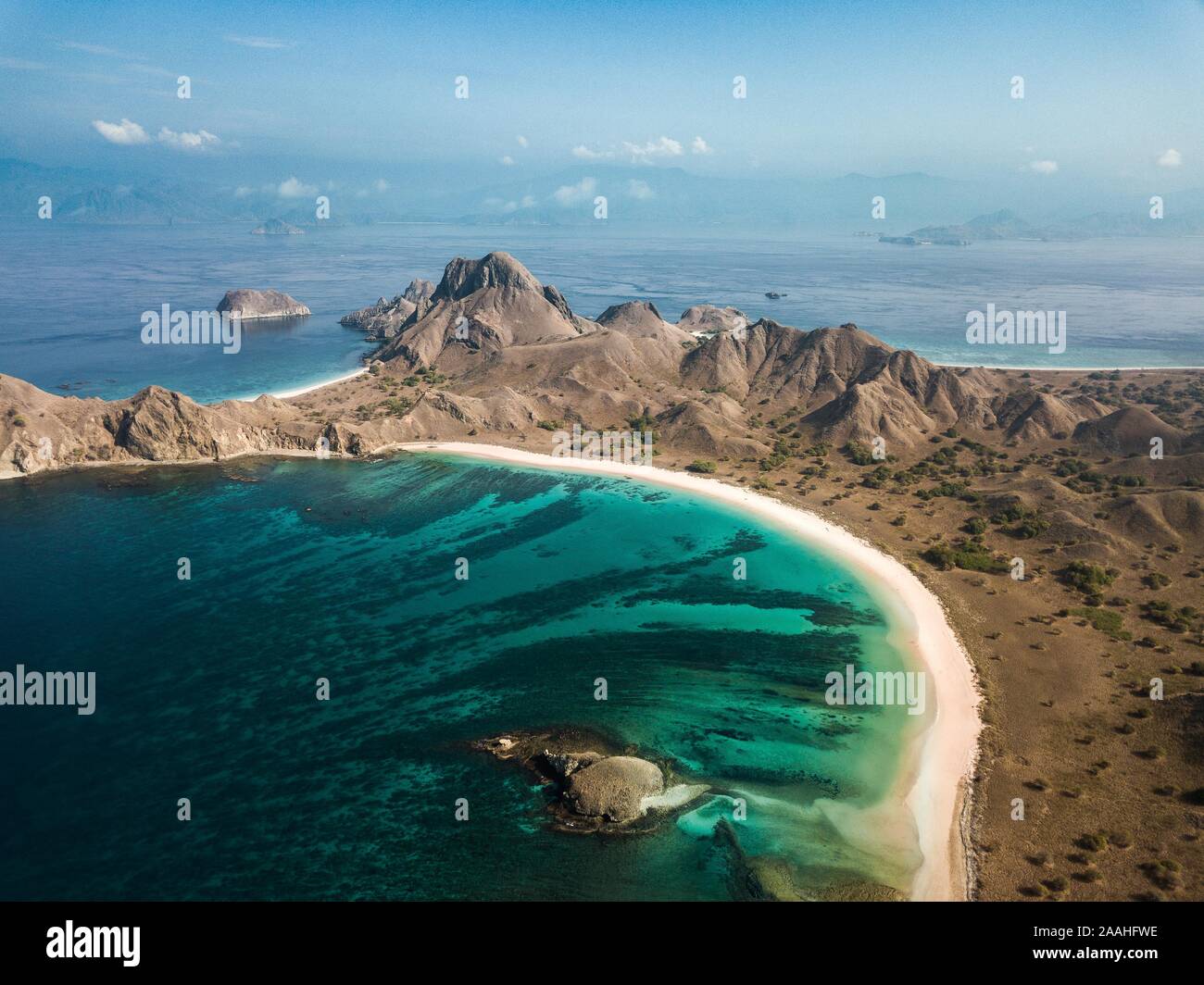 Vista aerea, isola montuosa, spiagge tropicali, Isola Padar, Indonesia Foto Stock