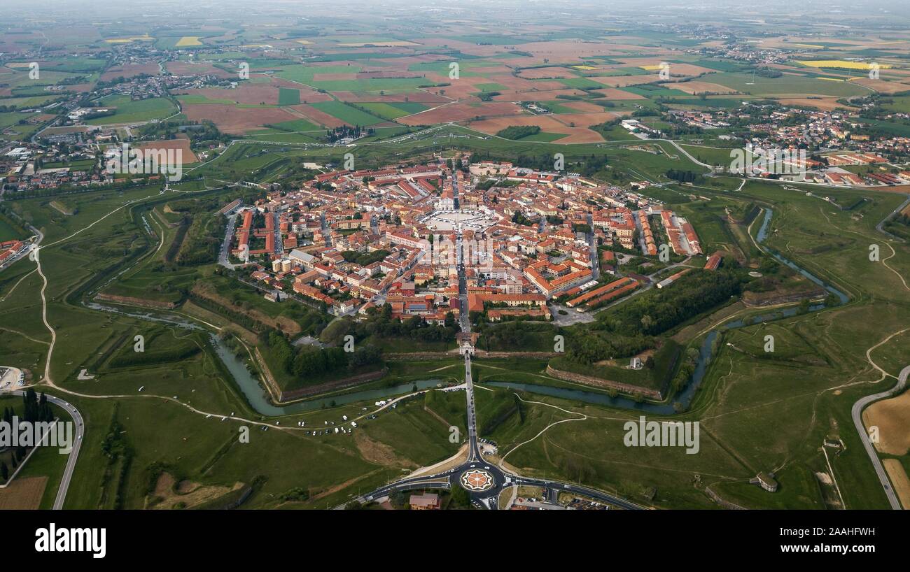 Vista aerea, a forma di stella in città con mura e fossato, Palmanova, Italia settentrionale, Italia Foto Stock