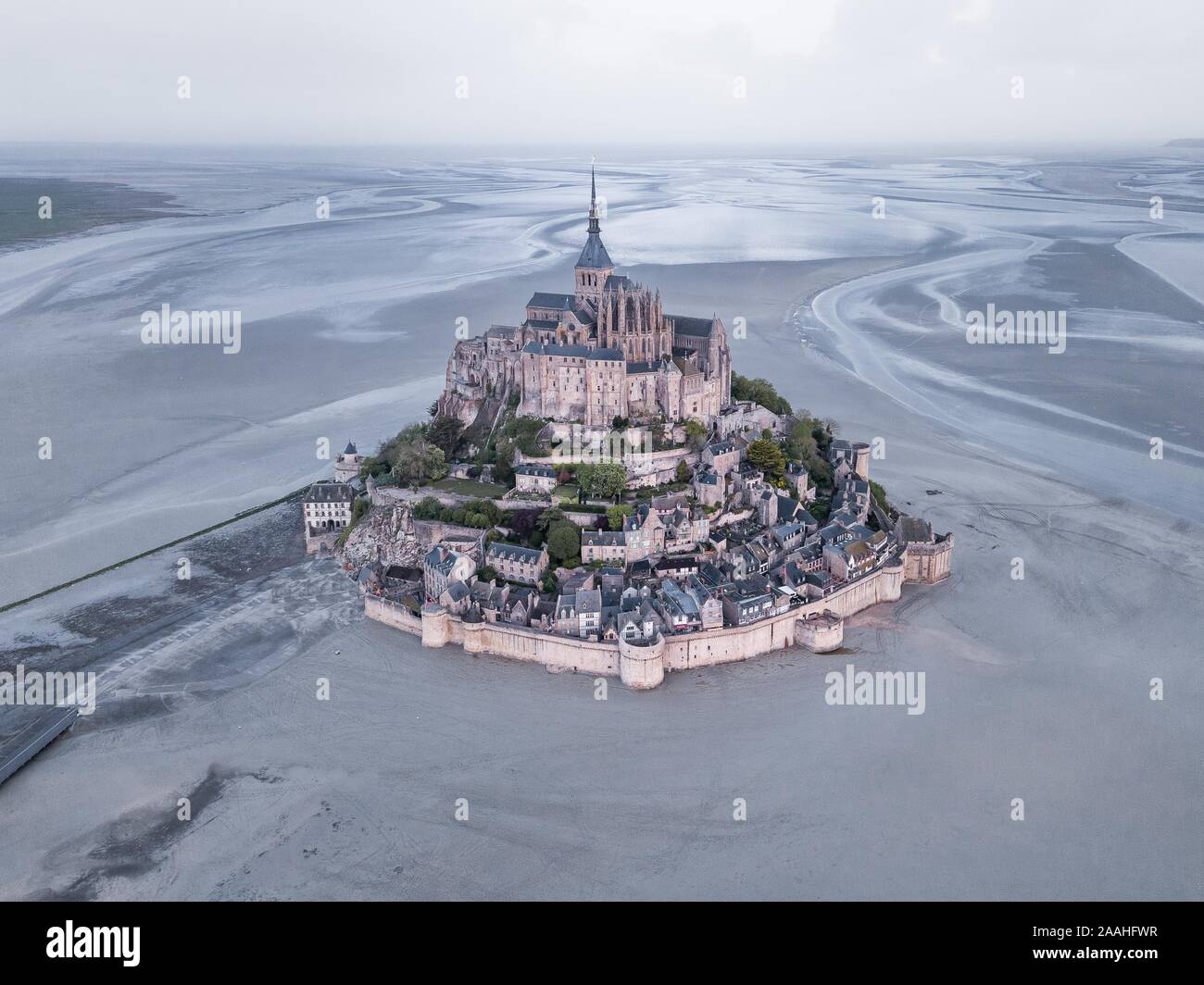 Vista aerea, Mont st. Michel a bassa marea, vista aerea, Le Mont Saint Michel, Manche Department, Normandia, Francia Foto Stock