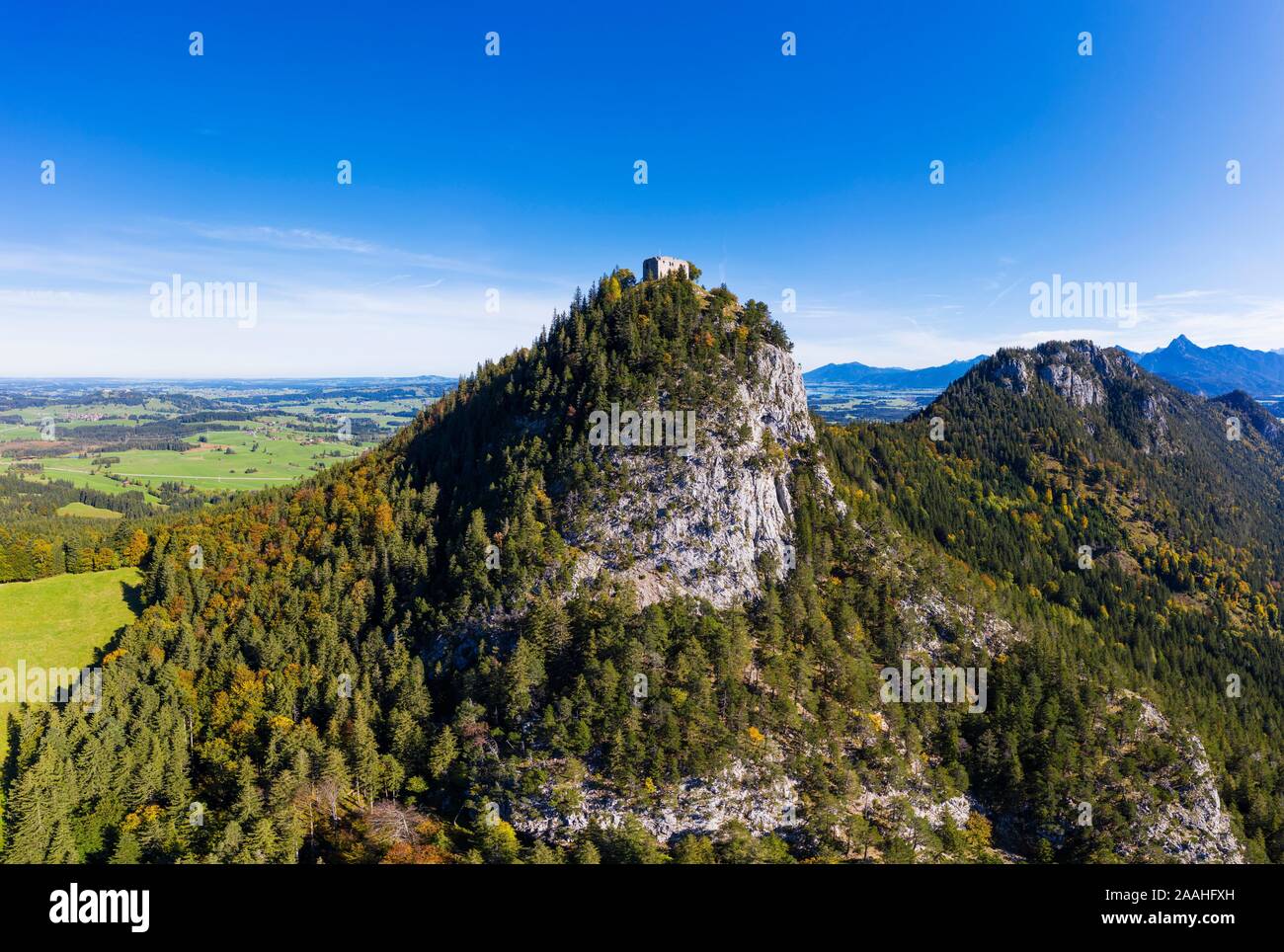Vista del castello di collina, il castello di rovina Falkenstein con frazioni, vicino a Pfronten, Ostallgau, Allgau, vista aerea, Svevia, Baviera, Germania Foto Stock