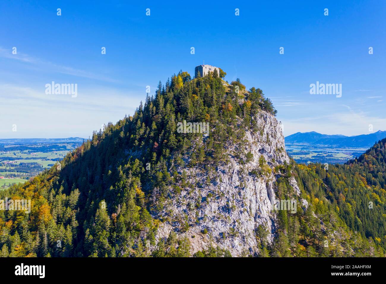 Il castello di collina, il castello di rovina Falkenstein, vicino a Pfronten, Ostallgau, Allgau, vista aerea, Svevia, Baviera, Germania Foto Stock