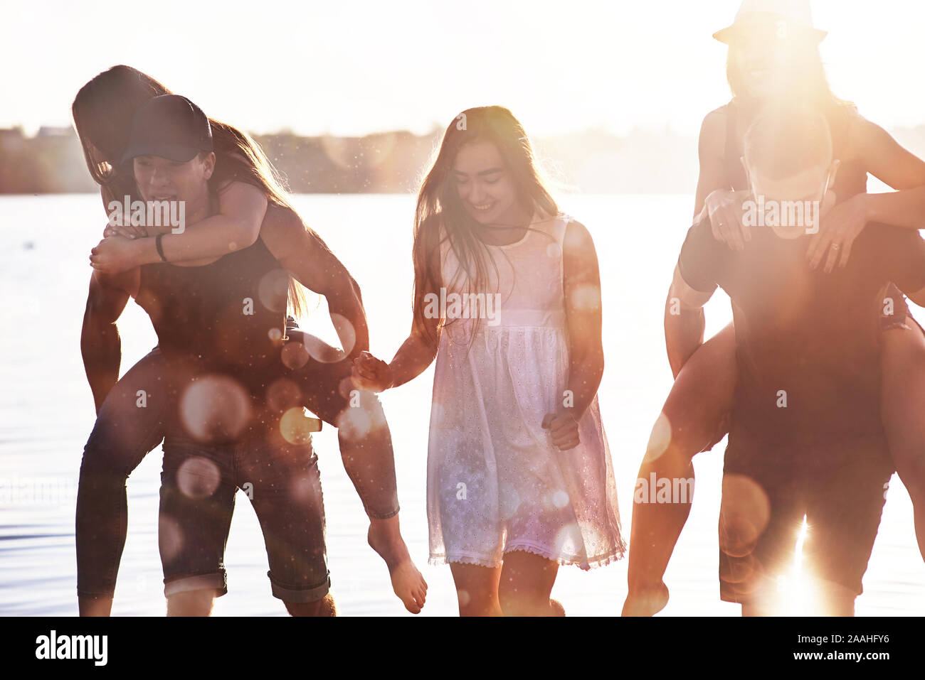 Happy amici divertirsi sulla spiaggia - Giovani giocando in aria aperta acqua su vacanze estive Foto Stock