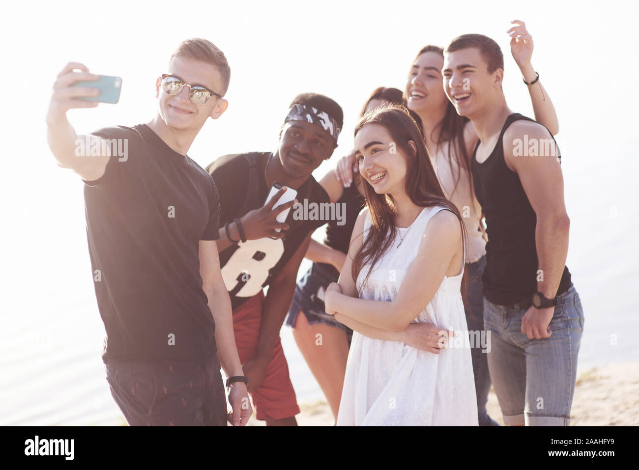 Happy amici divertirsi sulla spiaggia - Giovani giocando in aria aperta acqua su vacanze estive Foto Stock