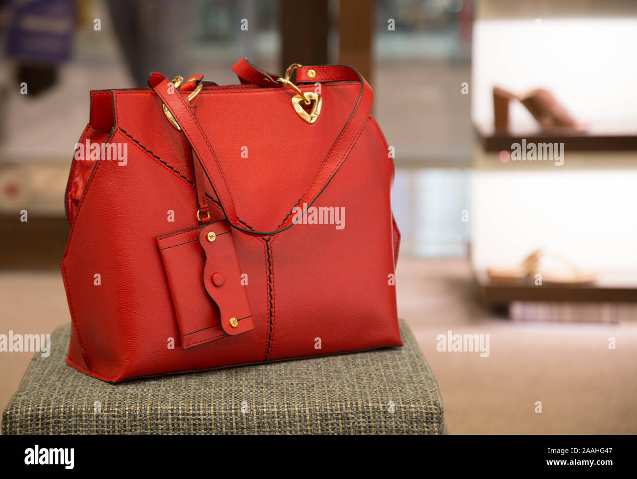 Signori di colore rosso in pelle borsa a mano in un negozio Foto Stock