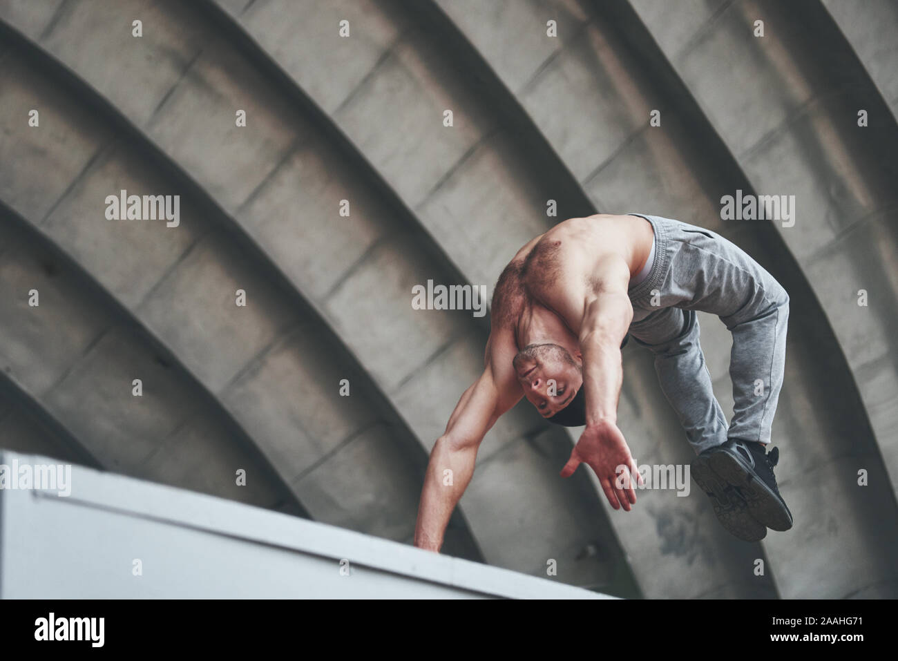 Il ragazzo nel parco all'aperto pratiche parchi, alta adrenalina. Foto Stock
