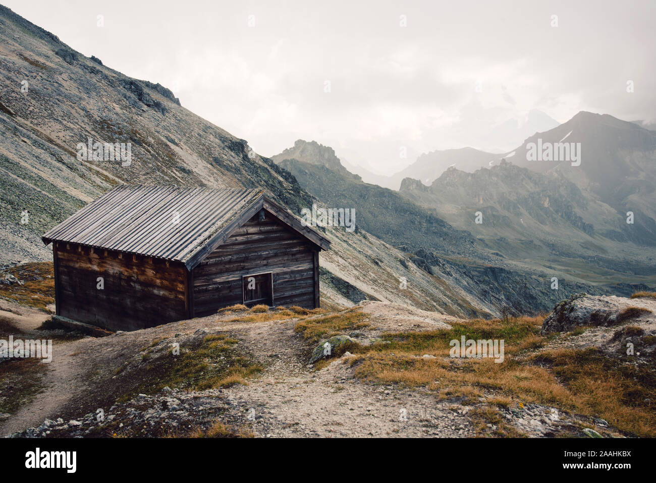 Vista del bellissimo paesaggio moody nelle Alpi. Foto Stock