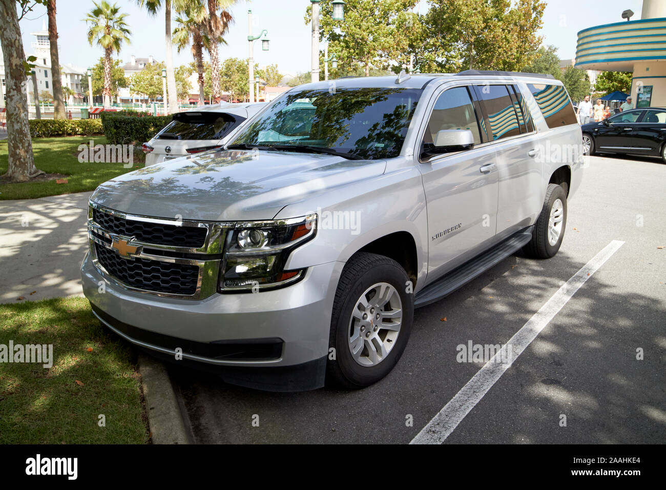 Argento chevrolet suburban full size suv parcheggiato nella celebrazione florida usa Foto Stock