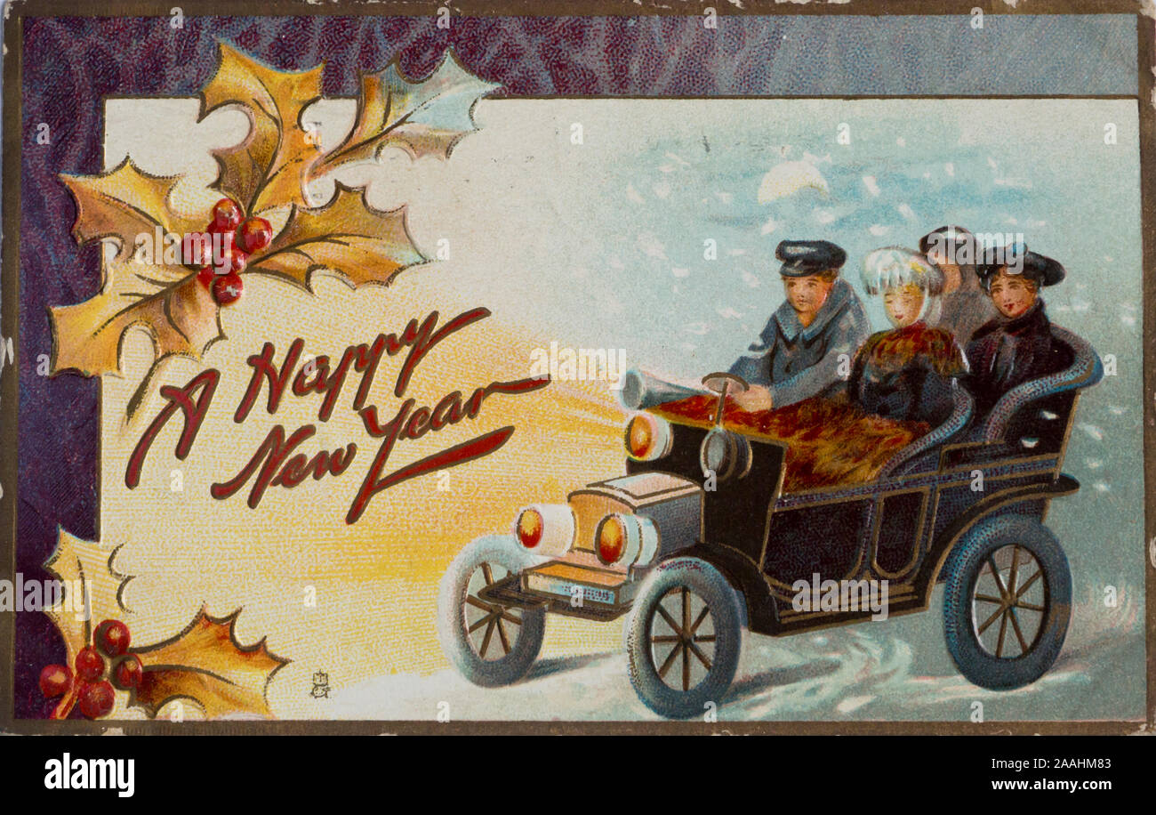 Felice anno nuovo i messaggi di saluto in un'annata cartolina postale inviato da New York USA ca 1910, illustrazione di agrifoglio e due coppie in una moderna industria automobilistica Foto Stock